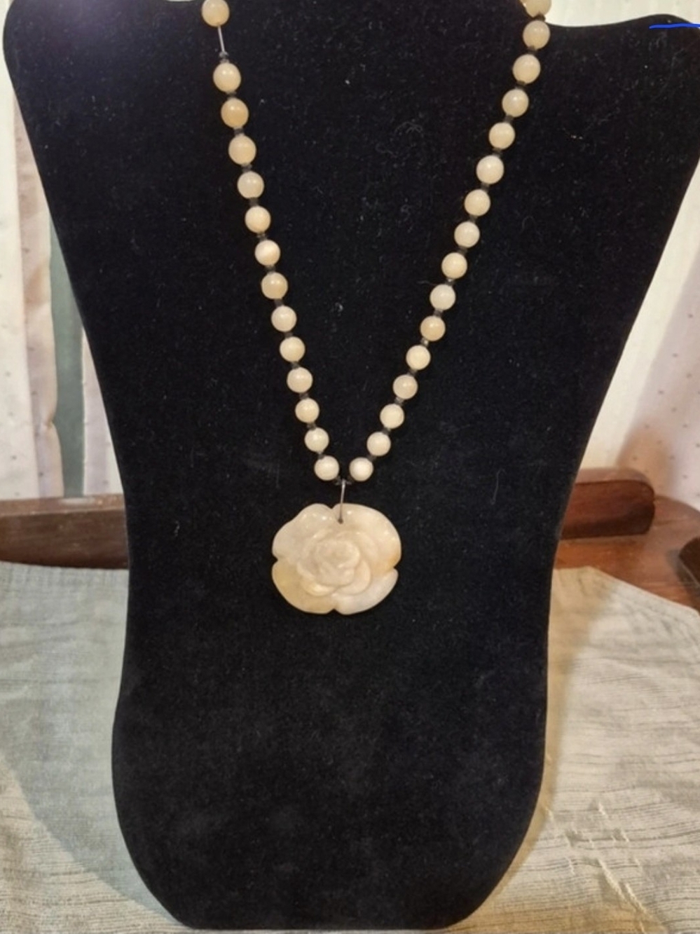 Vintage Carved Yellow Jade Quartzite Rose Flower Pendant Necklace Boho 19"